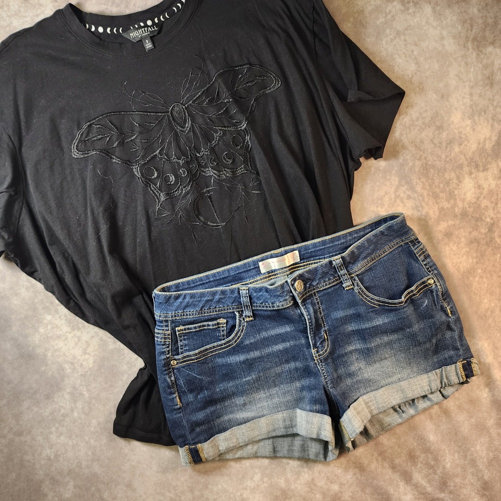No Boundaries Denim Shorts Size 17 Dark Wash Cuffed Stretch Embroidered Pockets